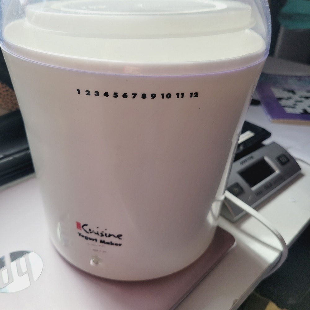 Euro Cuisine YM260 Electric Yogurt Maker 2 Quart White Capacity 25W Homemade - Picture 3 of 6